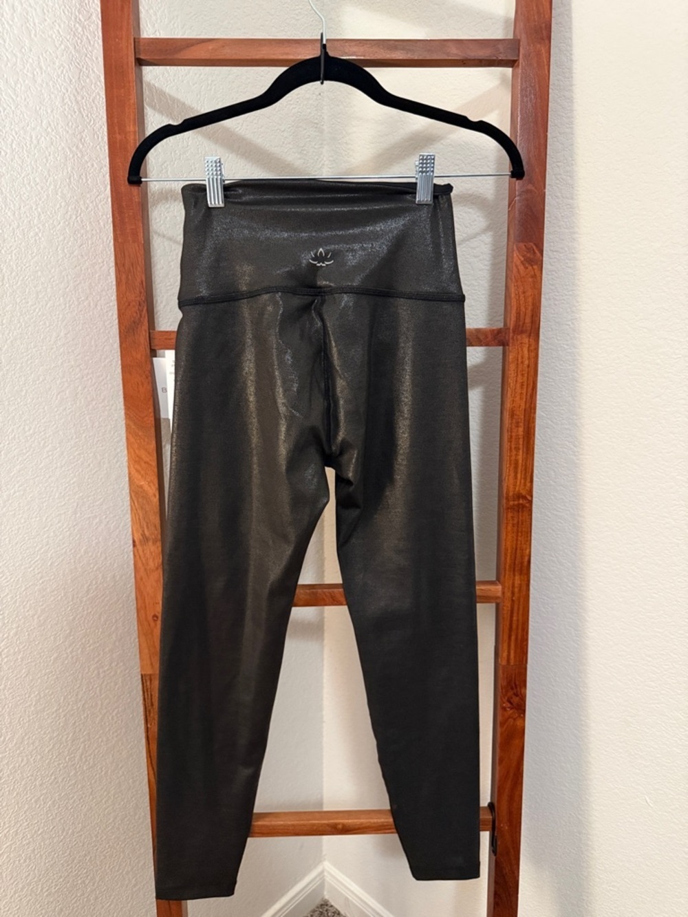 Beyond Yoga Black Foil High Waisted Midi Leggings NWT size Medium - Picture 5 of 6